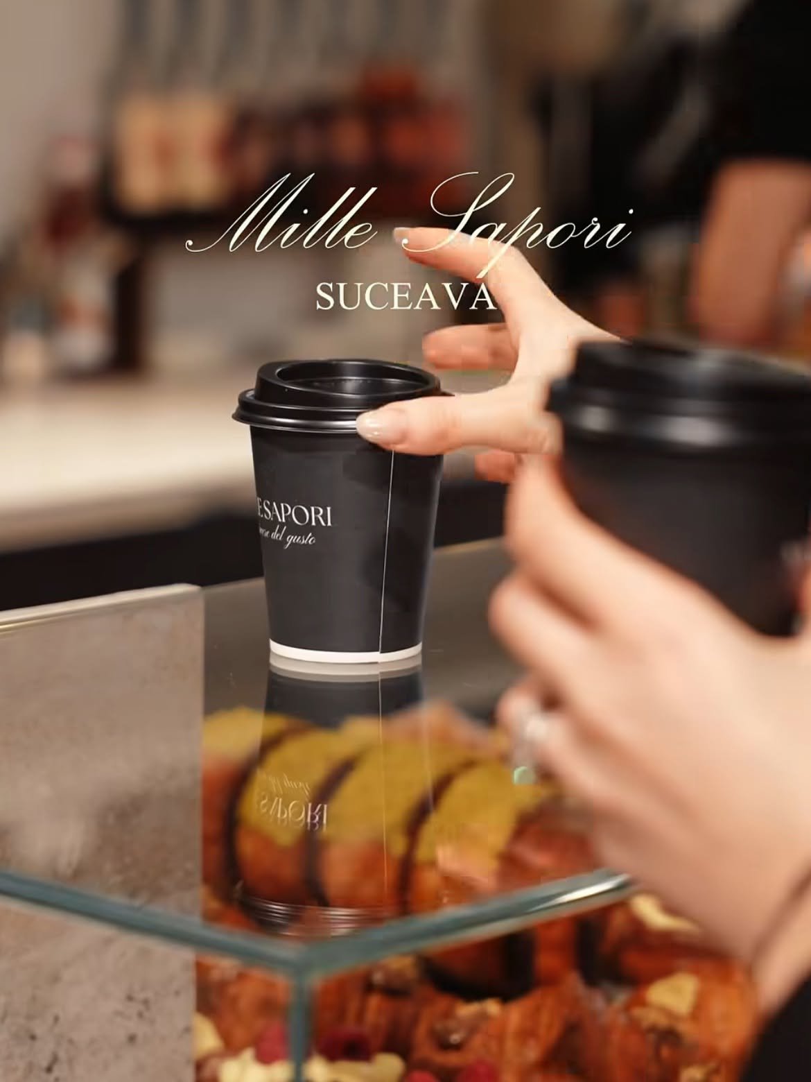 Cafea Mille Sapori pe tejghea, cu platoul de patiserie